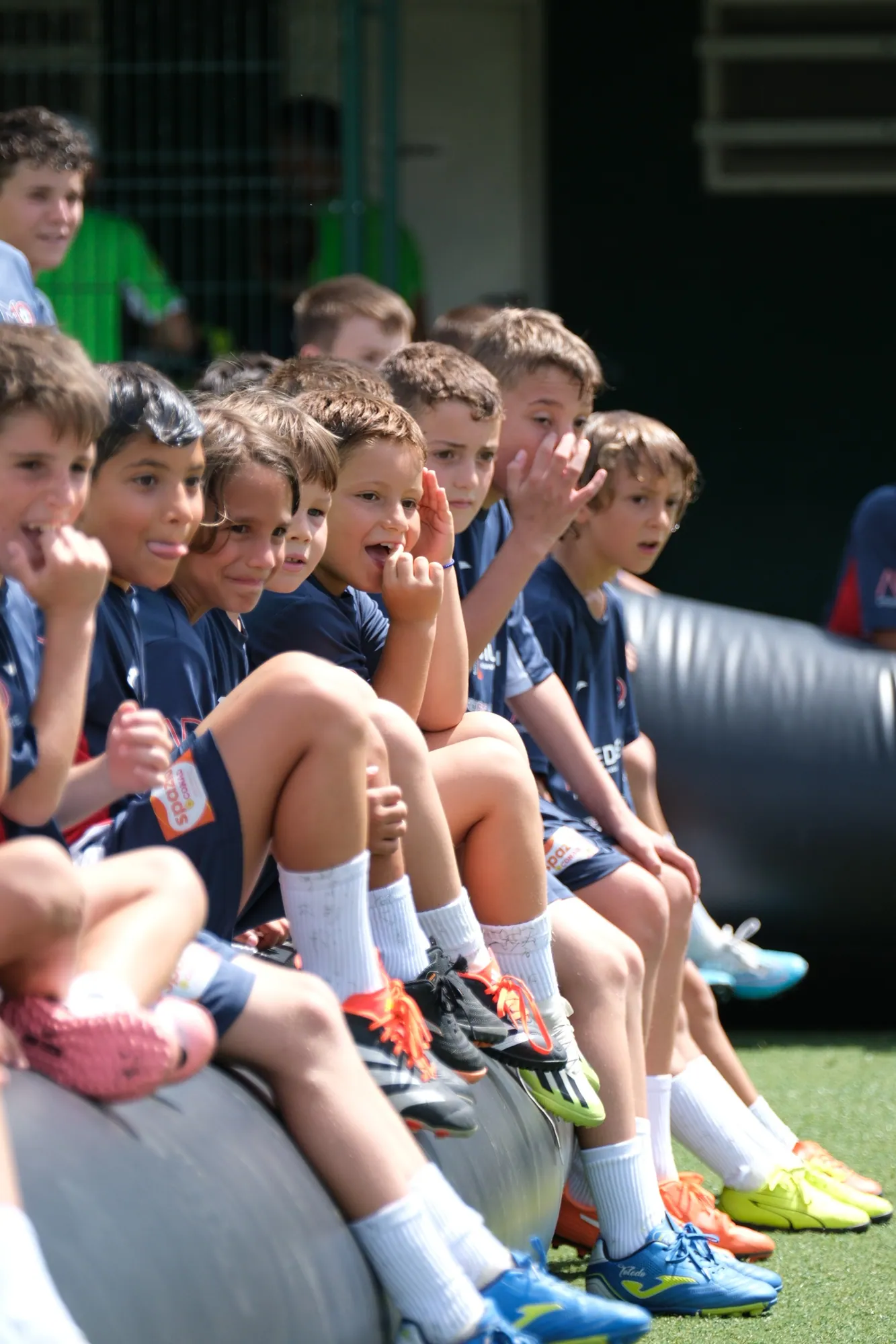 Momenti di vita quotidiana al camp M10 tra pranzo, compiti e giochi