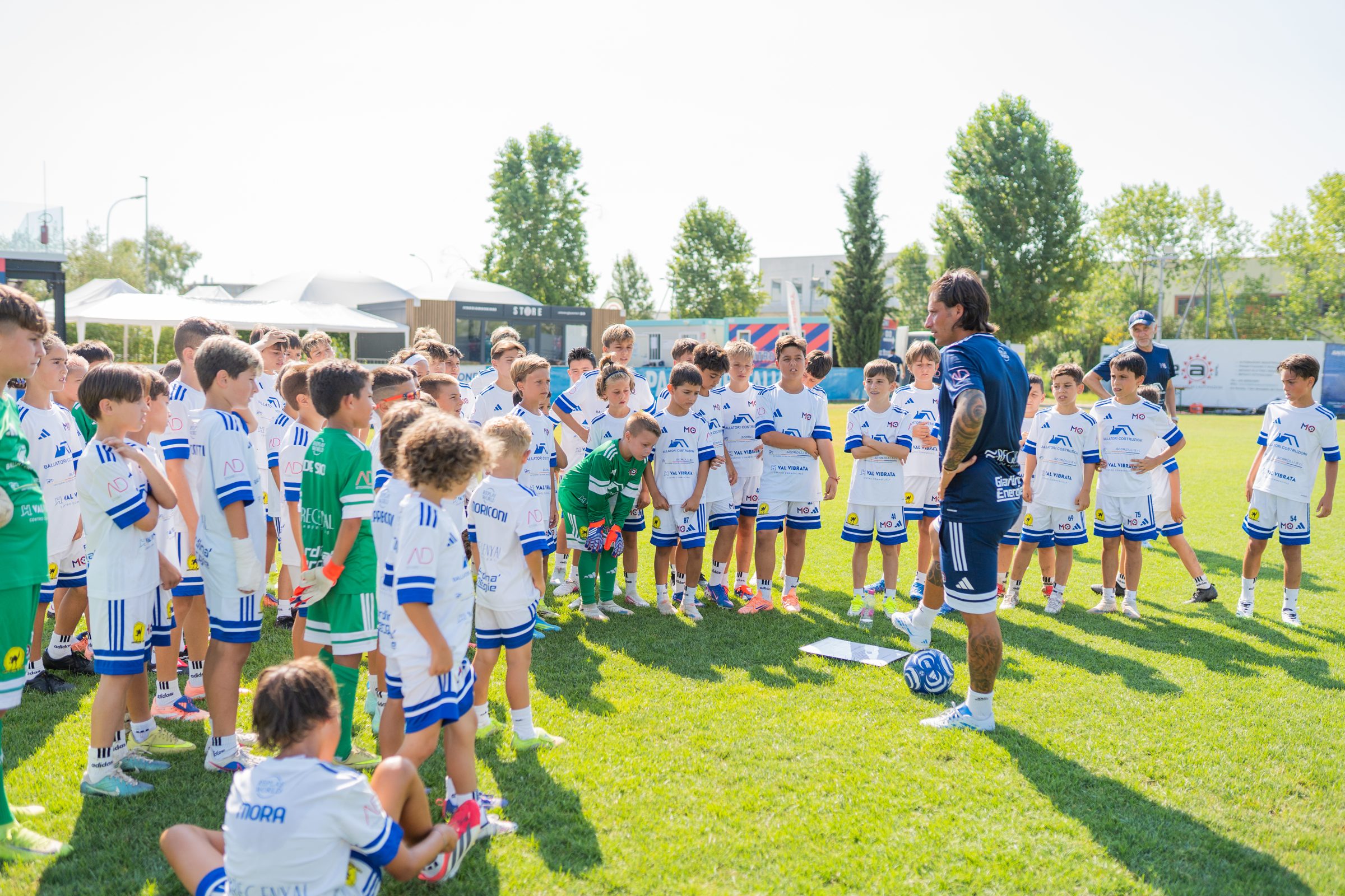Ragazzi e staff del camp 2026 riuniti a bordo campo prima dell'allenamento
