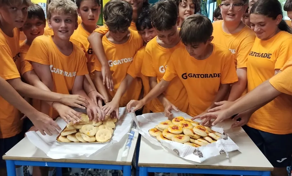 Momenti di vita quotidiana al camp M10 tra pranzo, compiti e giochi