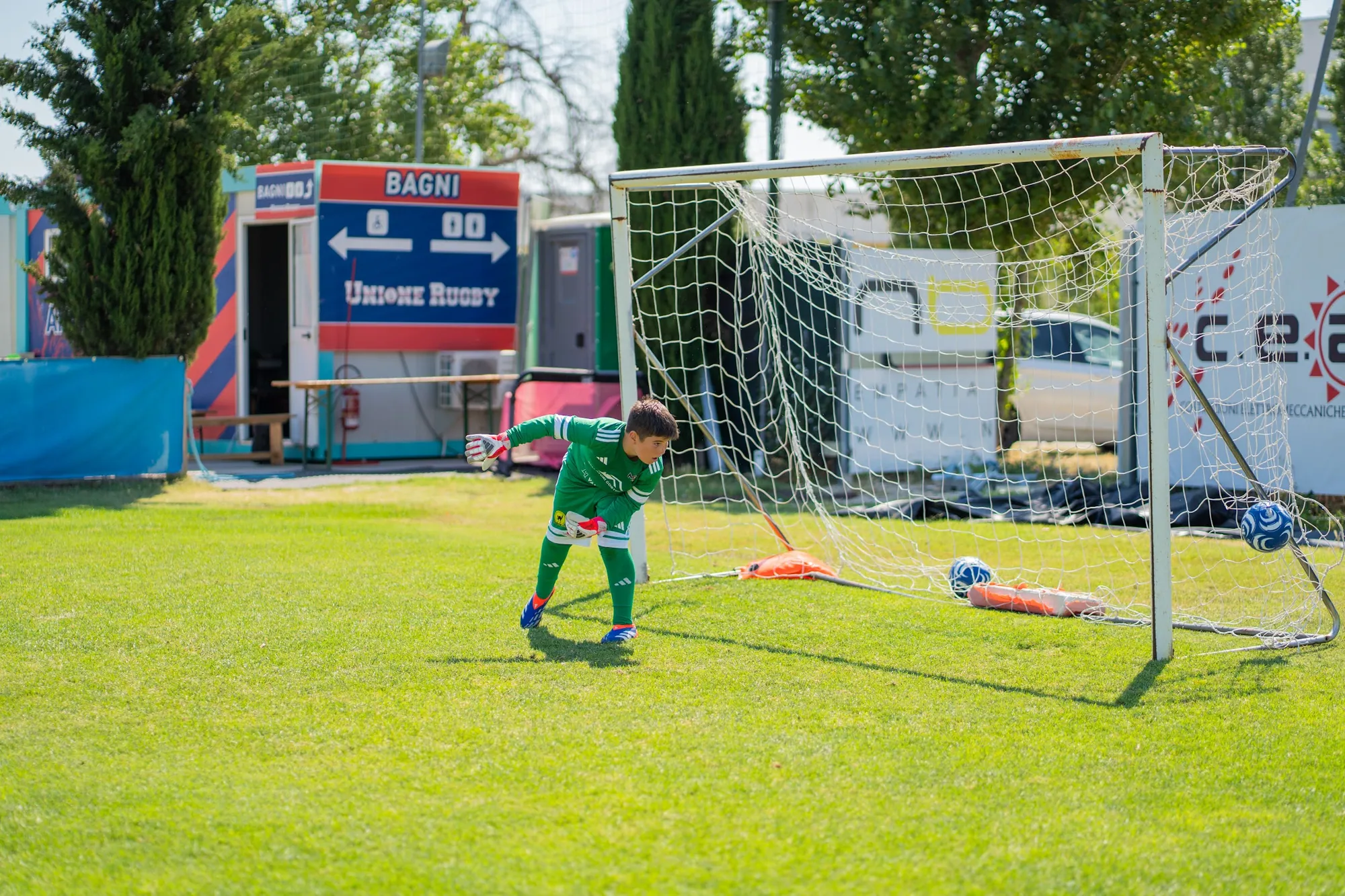Giovane portiere del Summer Camp M10 2026 in tuffo