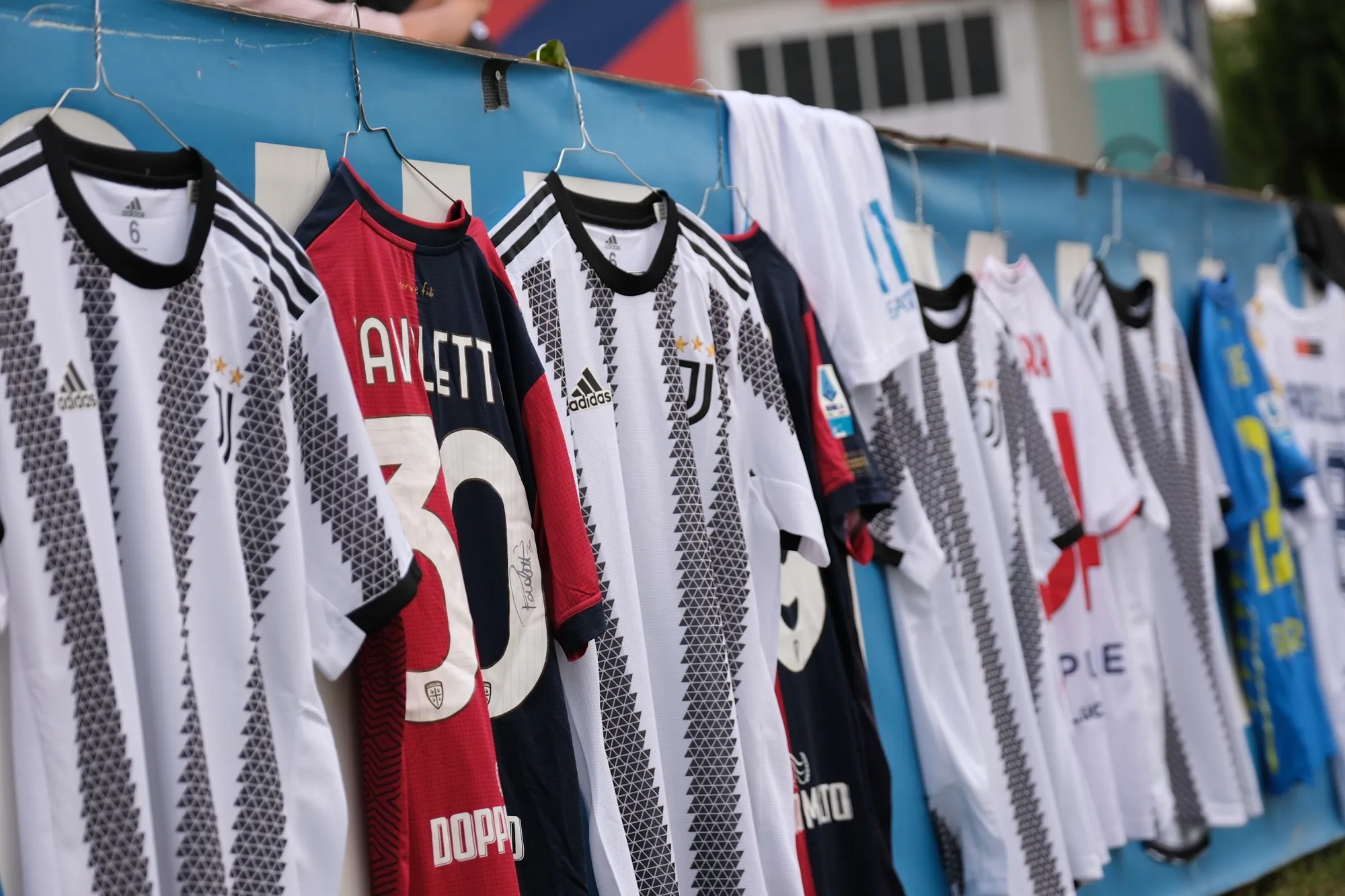 Maglie ufficiali di Serie A esposte per l'evento di beneficenza M10