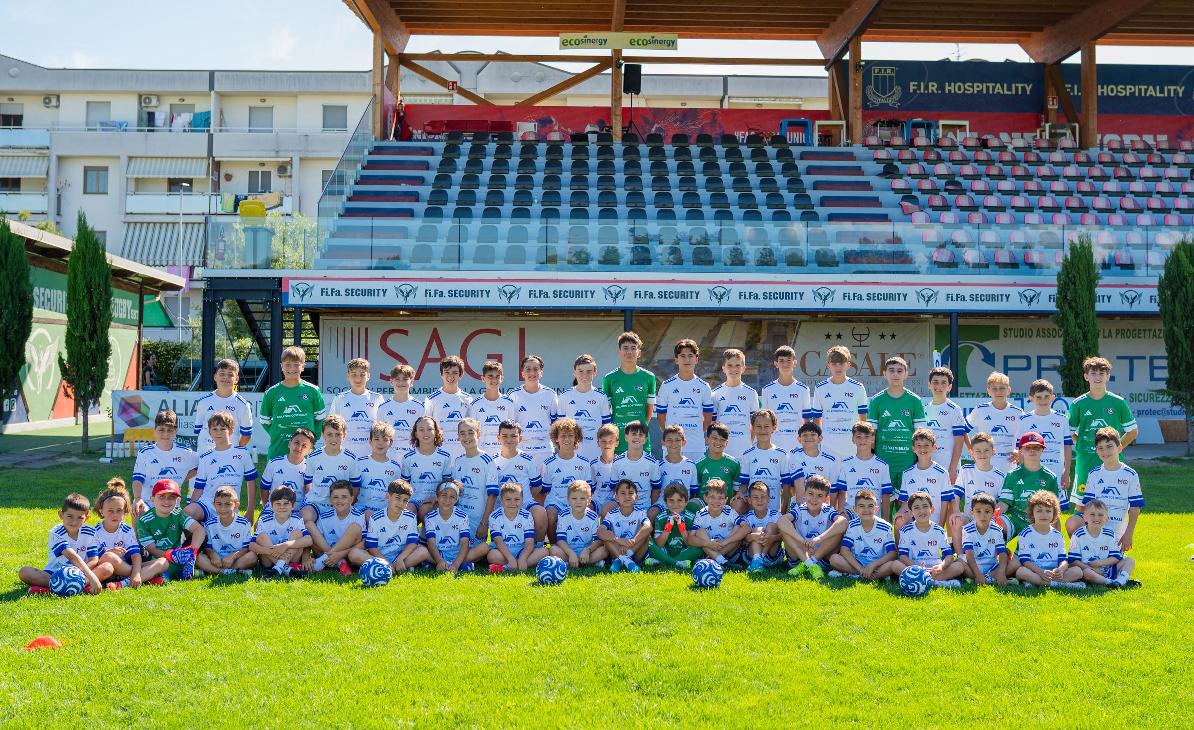 I ragazzi del Summer Camp M10 2026 in posa davanti alla tribuna