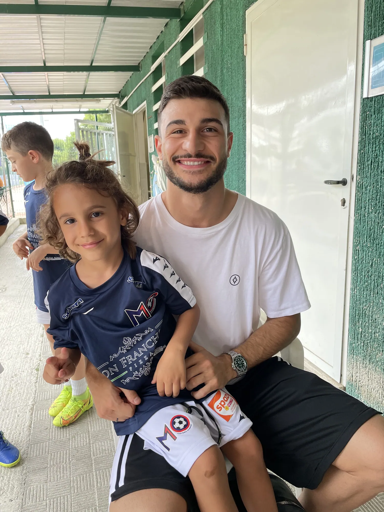Un ospite del calcio in visita ai ragazzi del camp M10