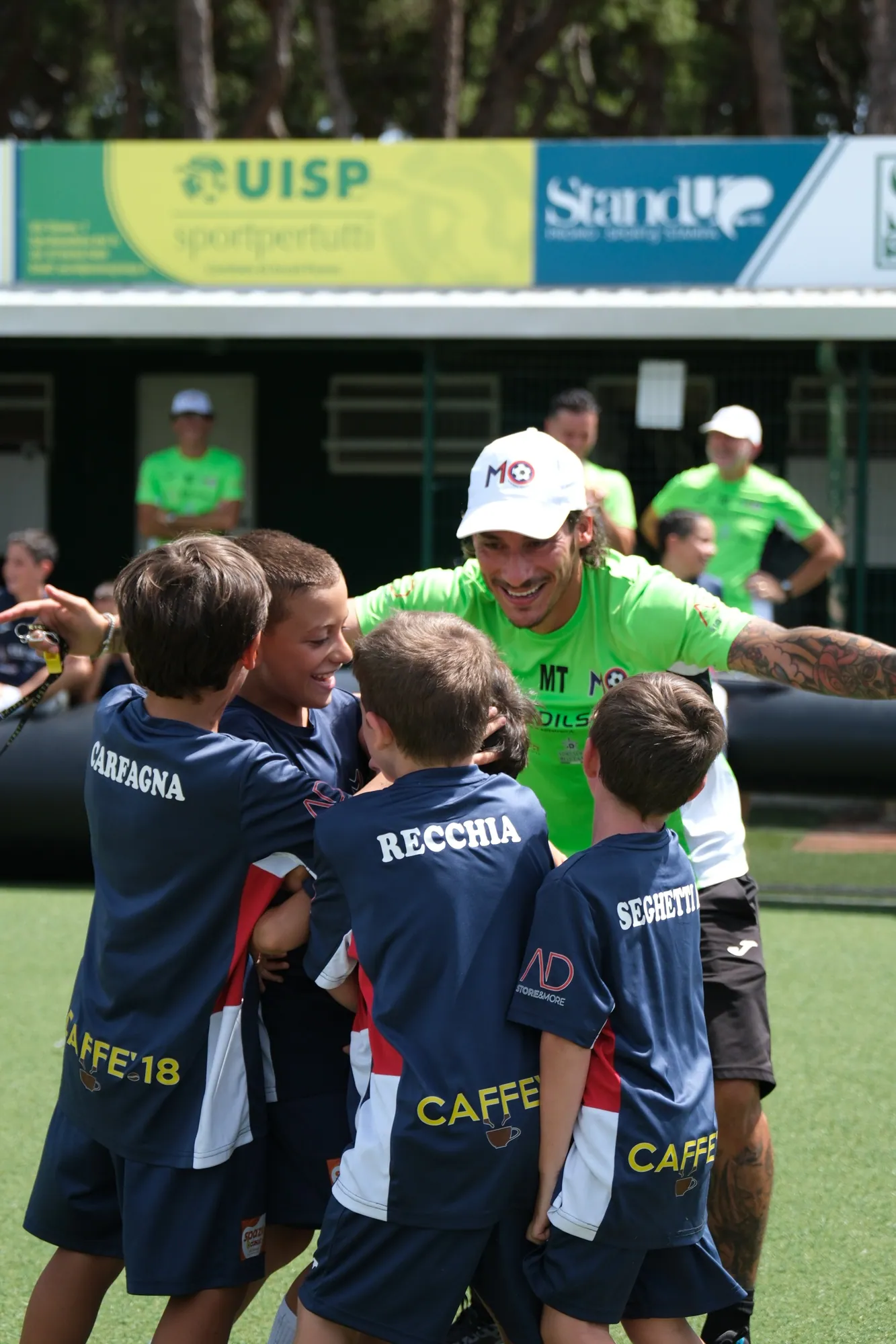 Mario Titone abbracciato dai bambini del camp a fine allenamento
