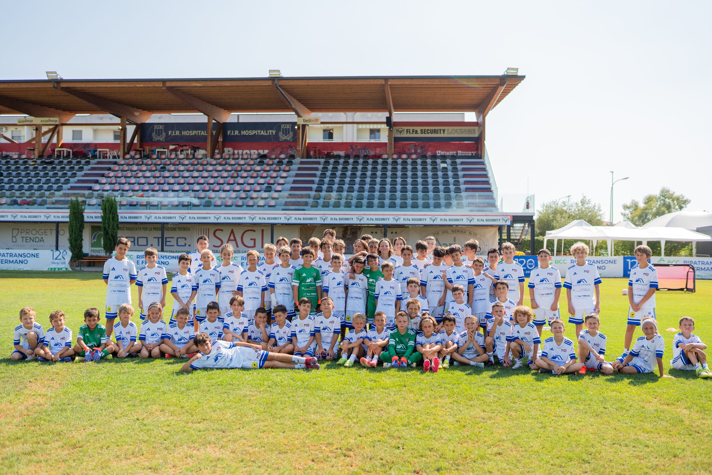 Foto di gruppo del Summer Camp M10 2026 sul campo dello stadio