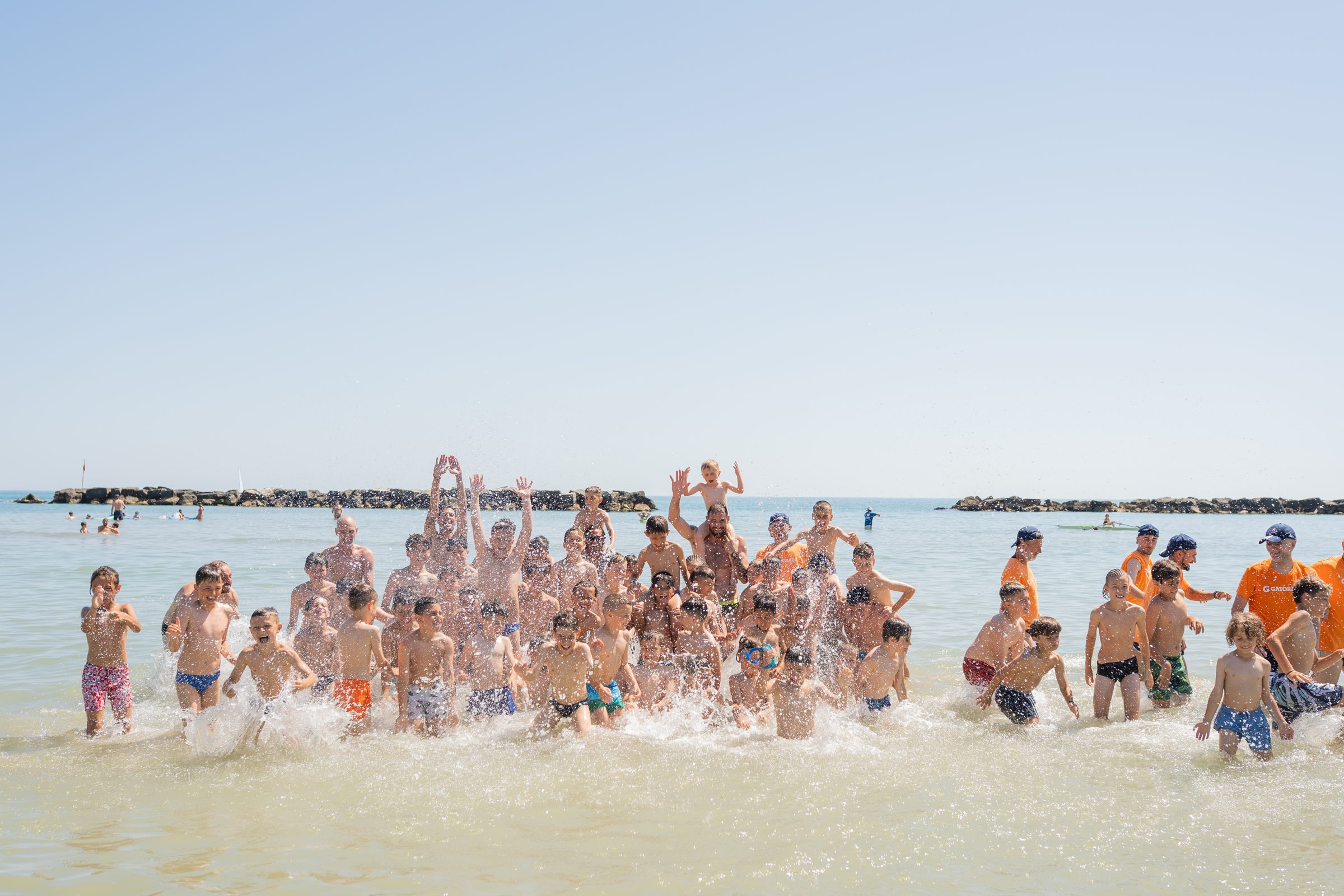 I ragazzi e lo staff del Summer Camp M10 2026 riuniti in mare