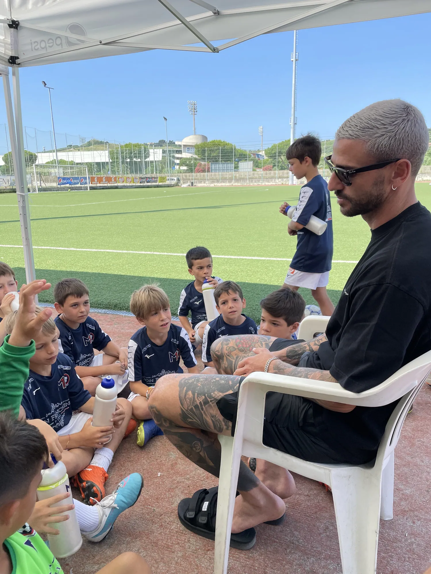 Un ospite del calcio in visita ai ragazzi del camp M10
