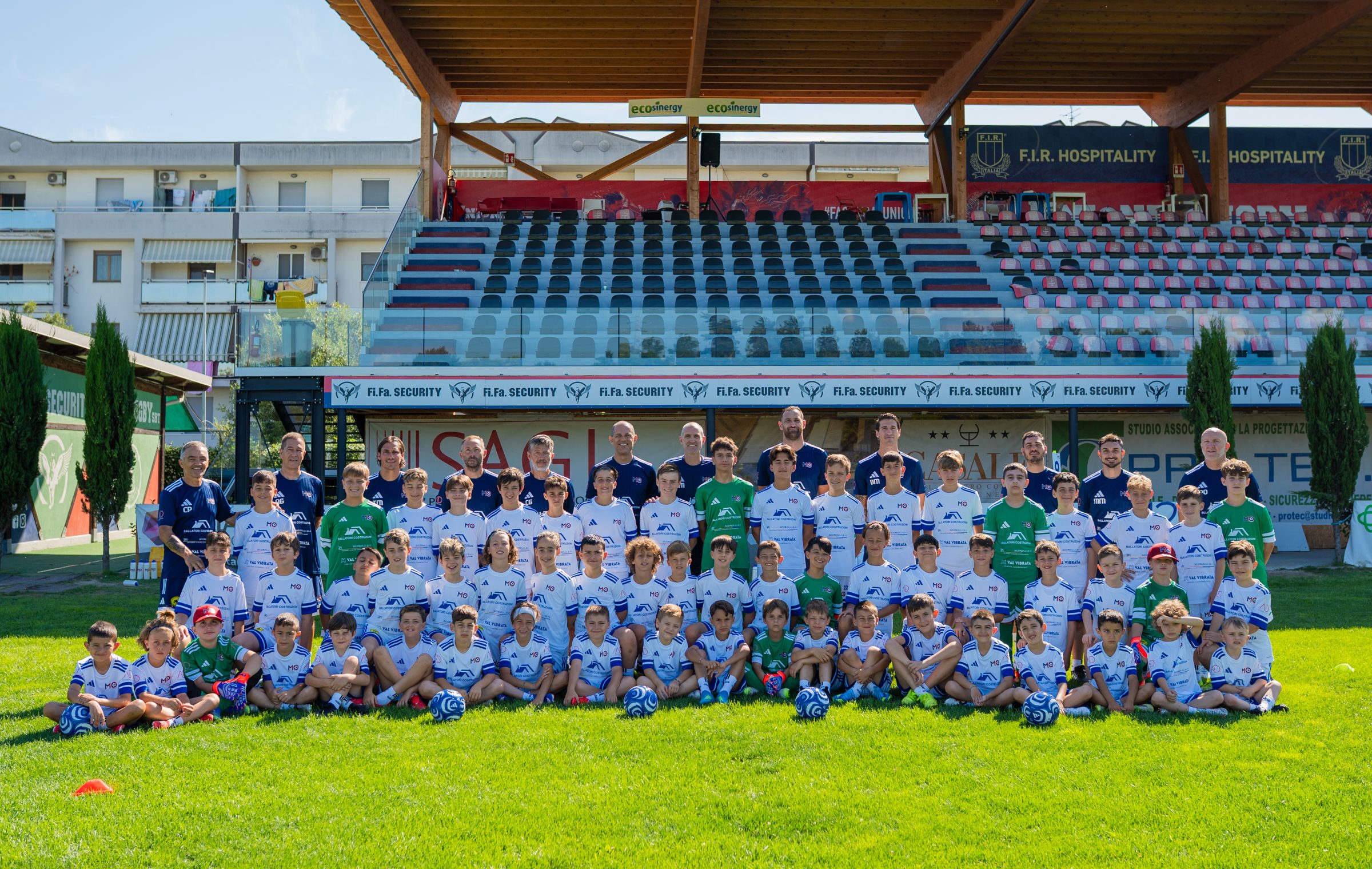 Tutto il gruppo del Summer Camp M10 2026 con lo staff davanti alla tribuna