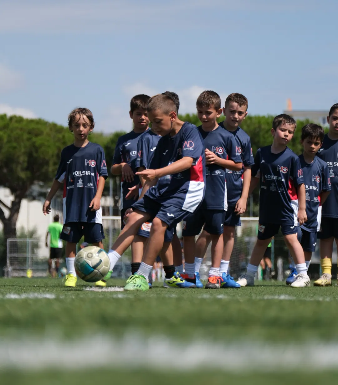 Momenti di vita quotidiana al camp M10 tra pranzo, compiti e giochi