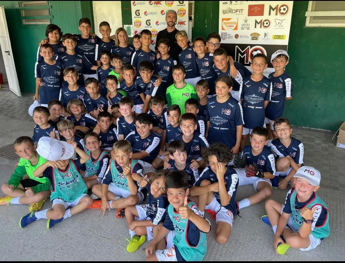 Un ospite del calcio in visita ai ragazzi del camp M10