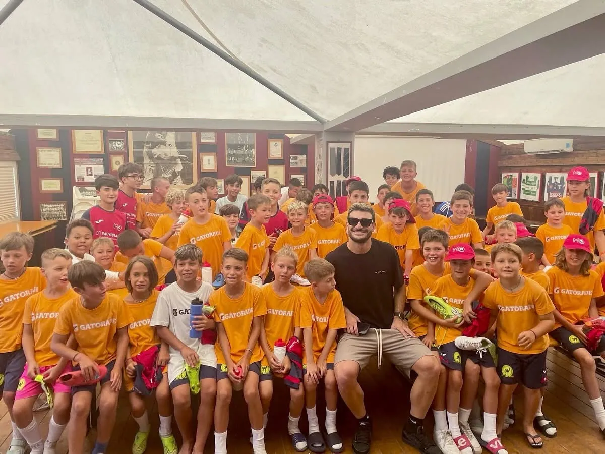 Un ospite del calcio in visita ai ragazzi del camp M10