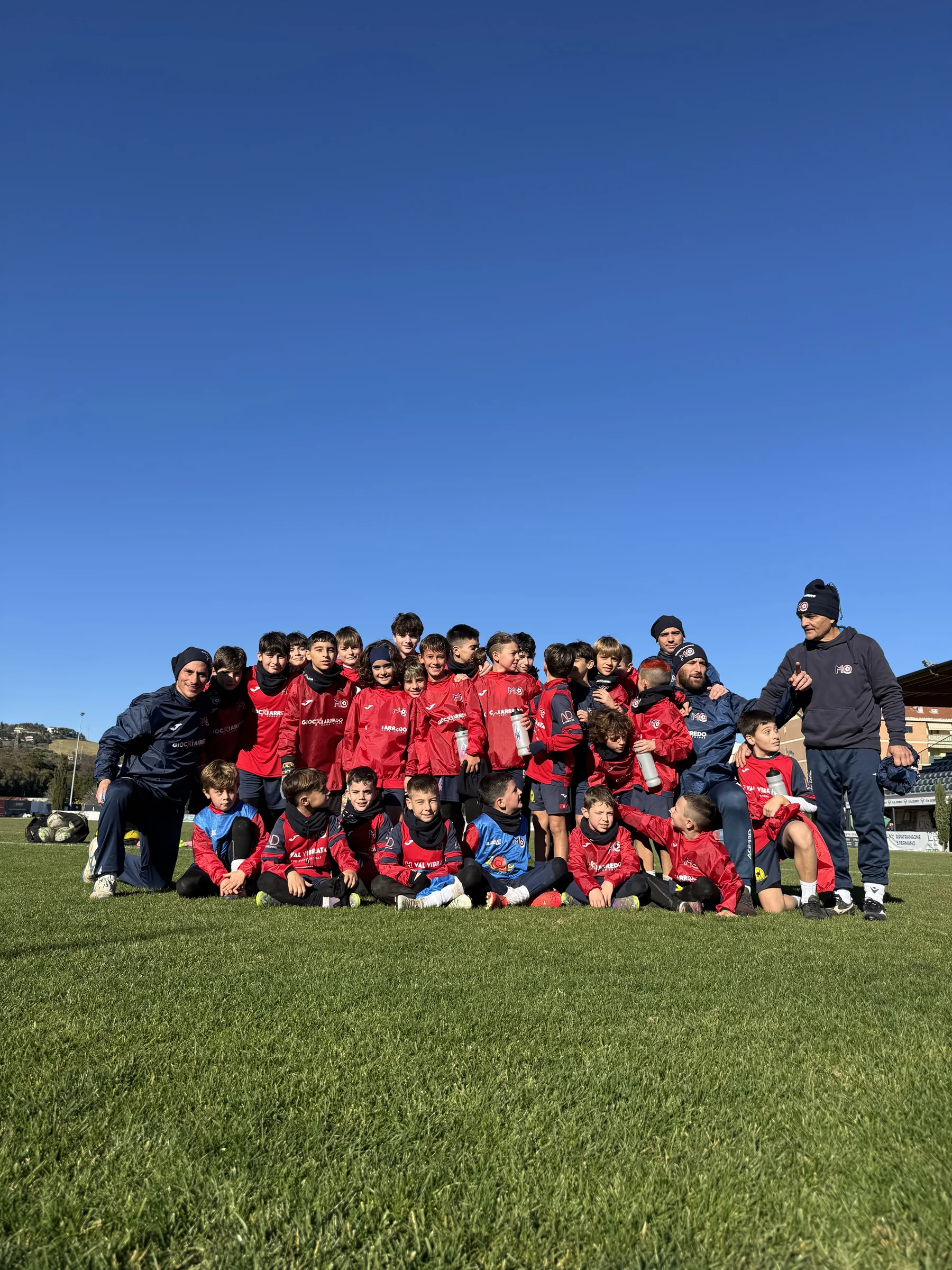 Gruppo di bambini e allenatori del Christmas Camp M10 sul campo