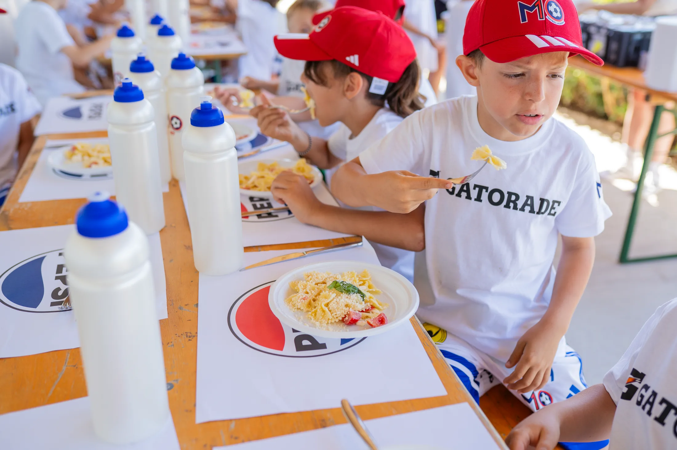 I ragazzi del Summer Camp M10 2026 riuniti a tavola per il pranzo