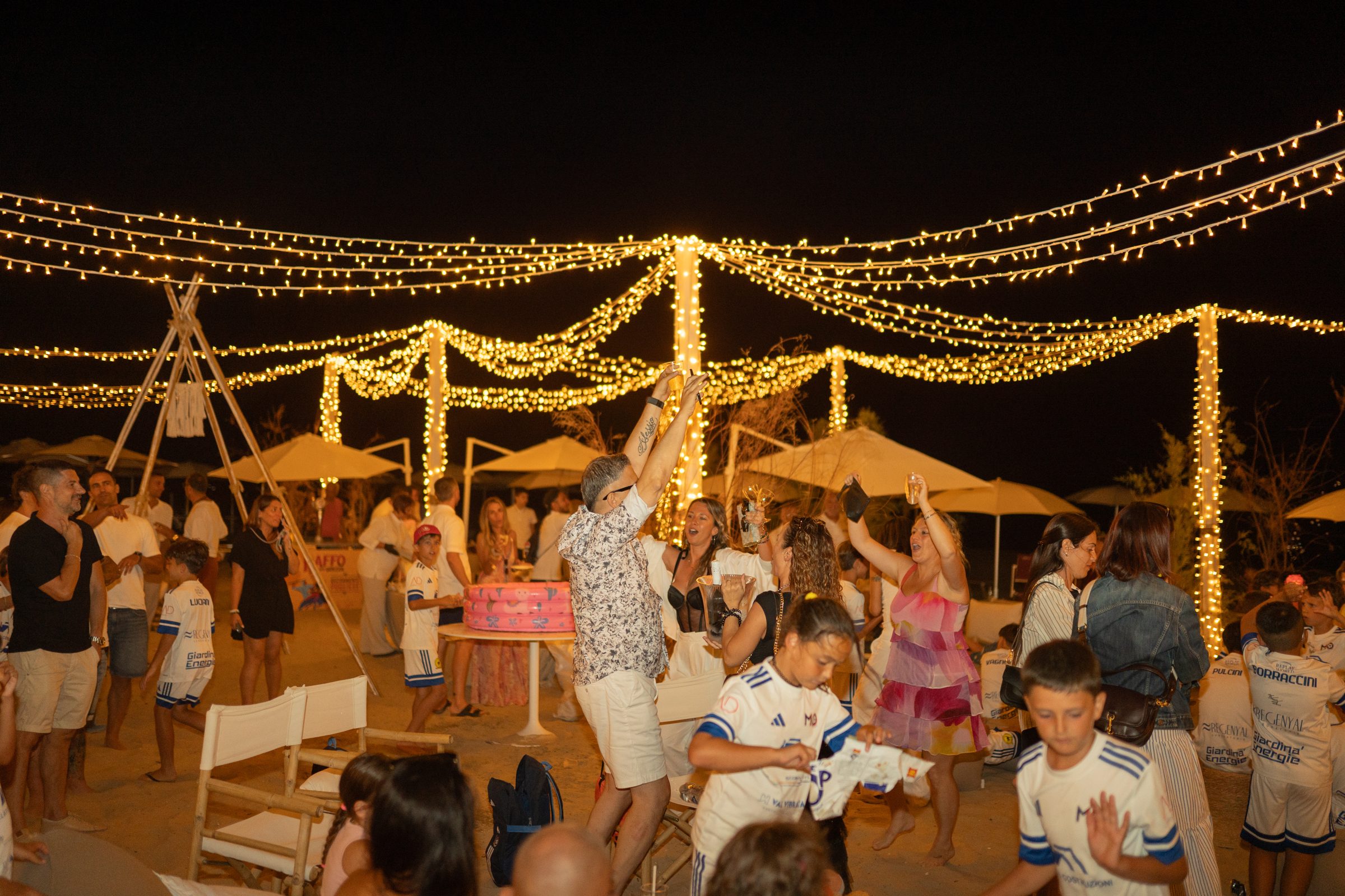 La serata finale del camp 2026 sotto le luci in spiaggia